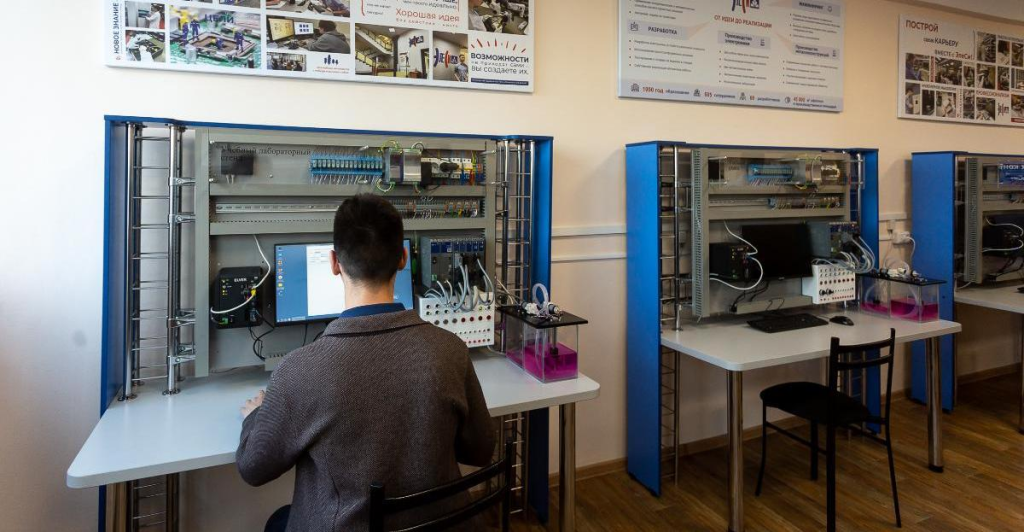 Учебная лаборатория программирования промышленных контроллеров на РФФ ТГУ
